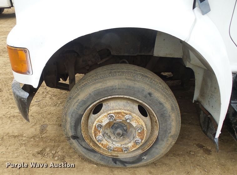 image for item DG5683 1997 International 4700  utility bed truck