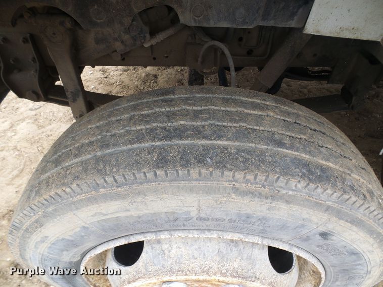 image for item DG5683 1997 International 4700  utility bed truck