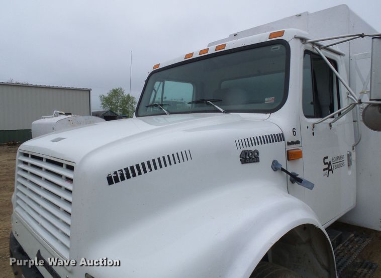 image for item DG5683 1997 International 4700  utility bed truck