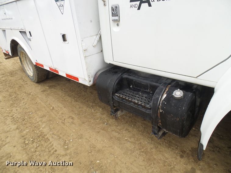 image for item DG5683 1997 International 4700  utility bed truck