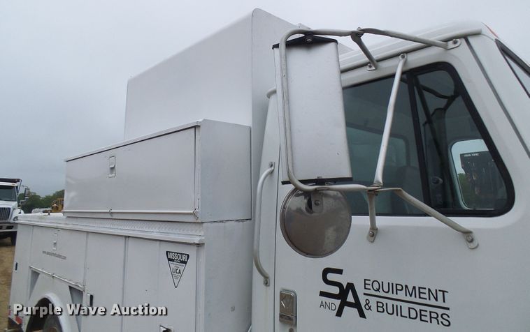 image for item DG5683 1997 International 4700  utility bed truck