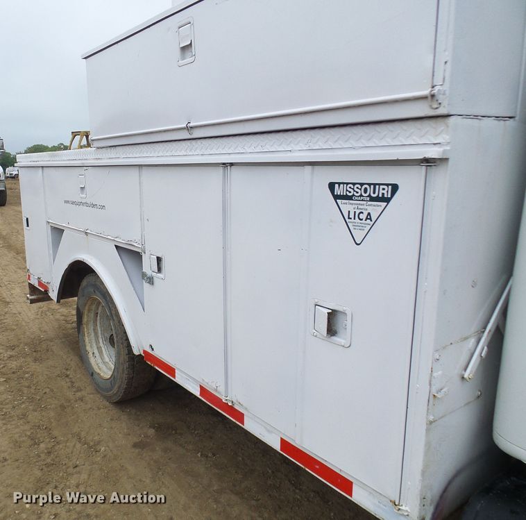 image for item DG5683 1997 International 4700  utility bed truck