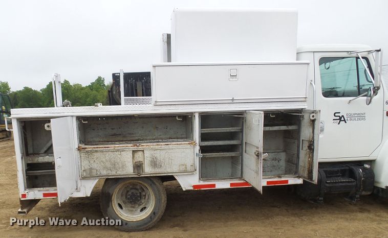 image for item DG5683 1997 International 4700  utility bed truck