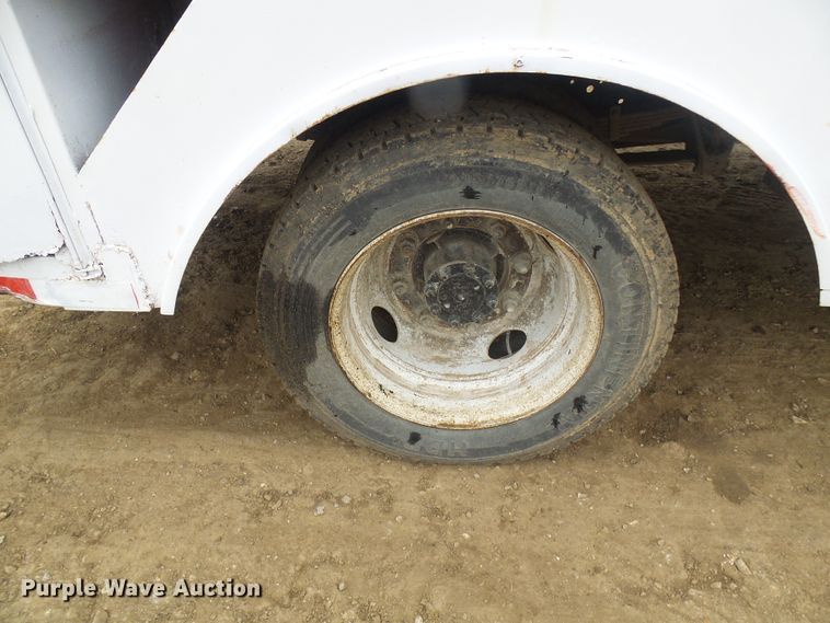 image for item DG5683 1997 International 4700  utility bed truck