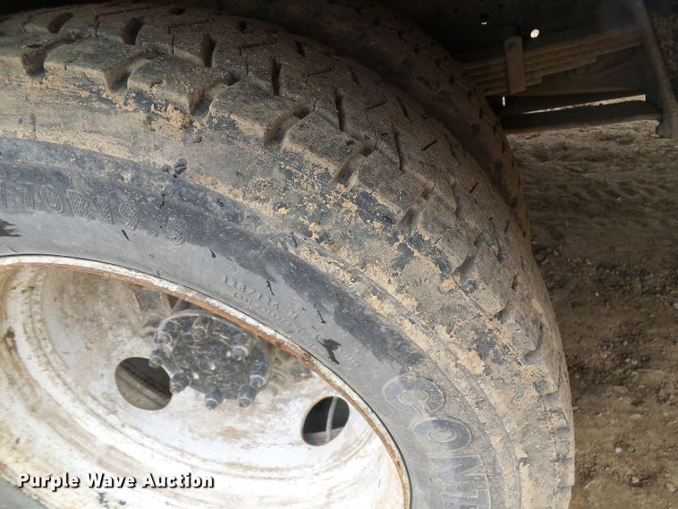 image for item DG5683 1997 International 4700  utility bed truck