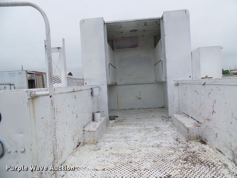 image for item DG5683 1997 International 4700  utility bed truck