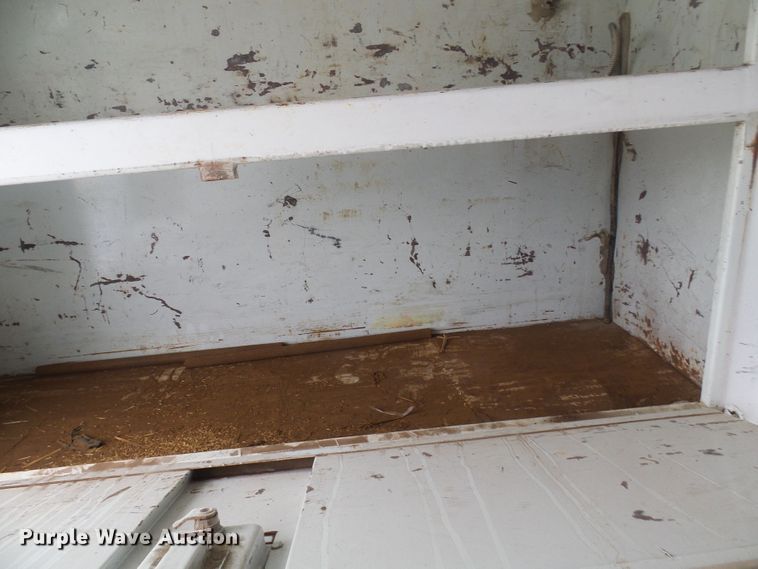 image for item DG5683 1997 International 4700  utility bed truck