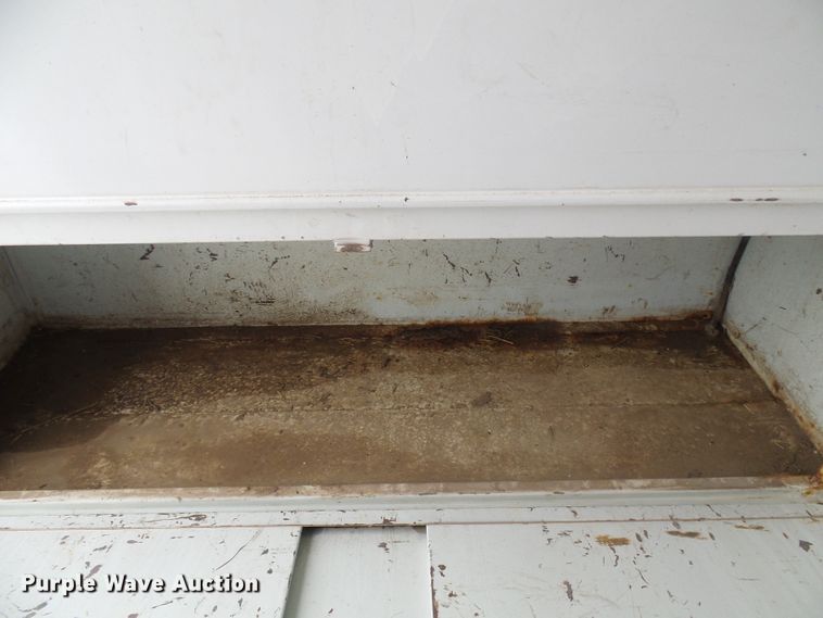 image for item DG5683 1997 International 4700  utility bed truck