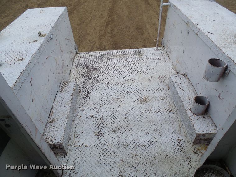 image for item DG5683 1997 International 4700  utility bed truck