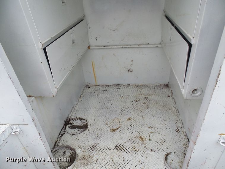 image for item DG5683 1997 International 4700  utility bed truck