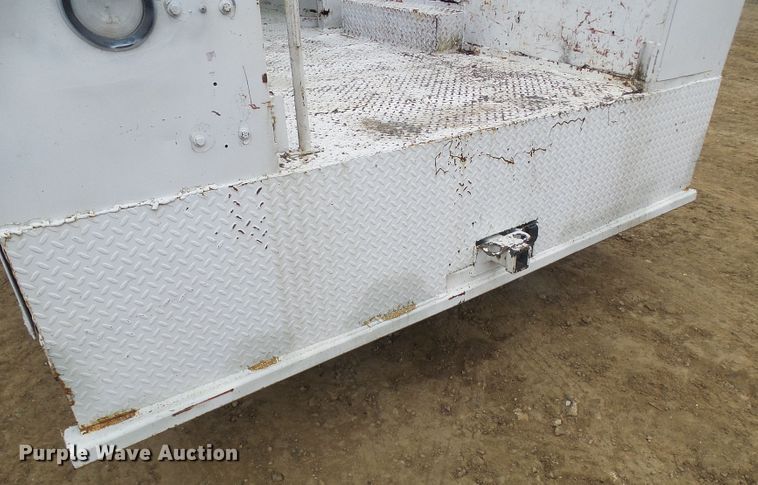 image for item DG5683 1997 International 4700  utility bed truck