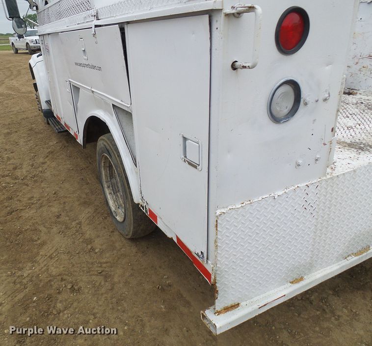 image for item DG5683 1997 International 4700  utility bed truck