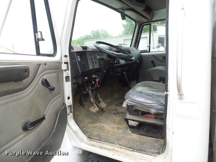 image for item DG5683 1997 International 4700  utility bed truck