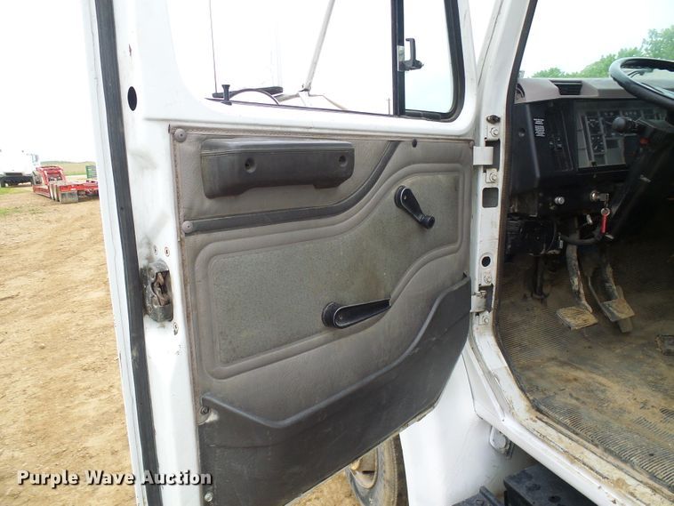image for item DG5683 1997 International 4700  utility bed truck