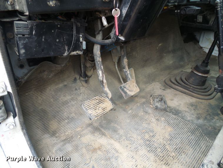 image for item DG5683 1997 International 4700  utility bed truck