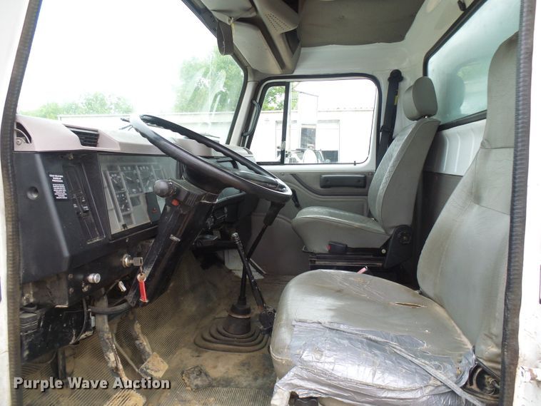 image for item DG5683 1997 International 4700  utility bed truck