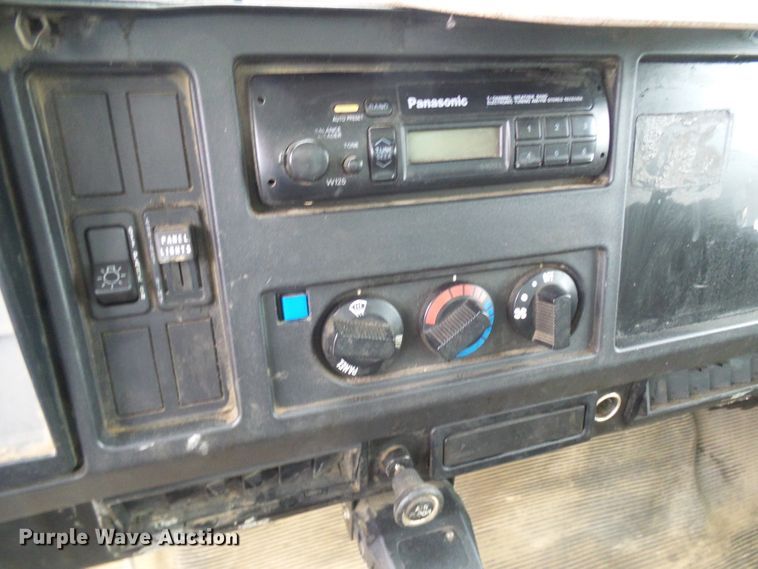 image for item DG5683 1997 International 4700  utility bed truck