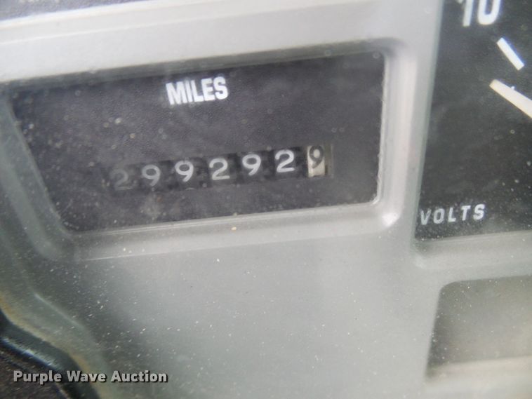 image for item DG5683 1997 International 4700  utility bed truck