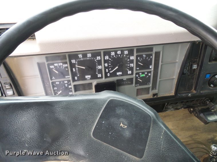 image for item DG5683 1997 International 4700  utility bed truck