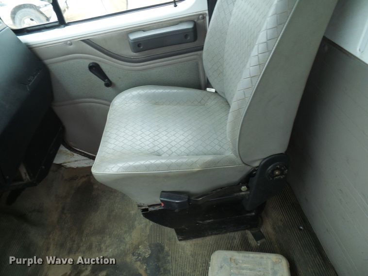 image for item DG5683 1997 International 4700  utility bed truck