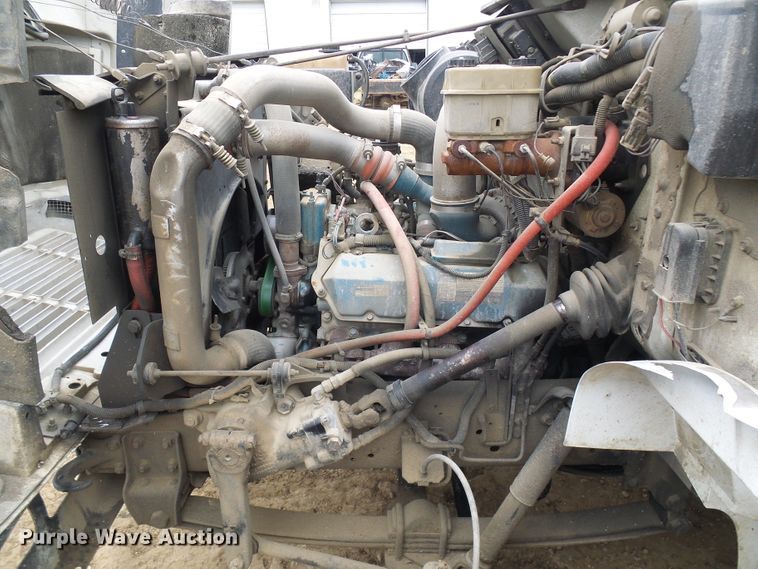 image for item DG5683 1997 International 4700  utility bed truck