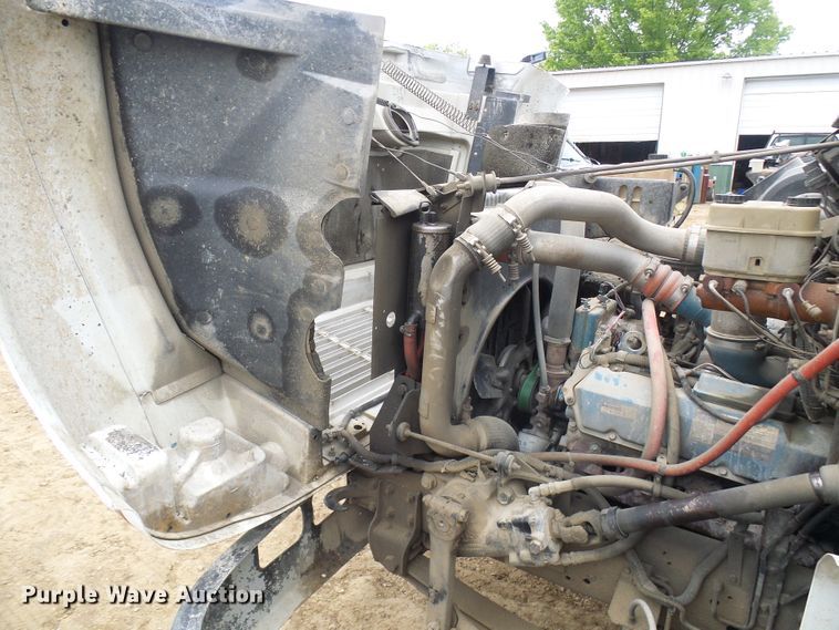 image for item DG5683 1997 International 4700  utility bed truck