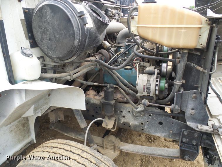 image for item DG5683 1997 International 4700  utility bed truck