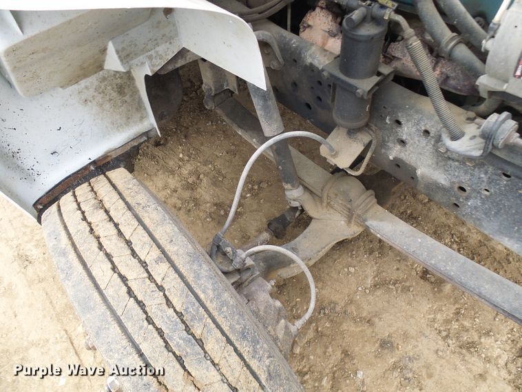 image for item DG5683 1997 International 4700  utility bed truck