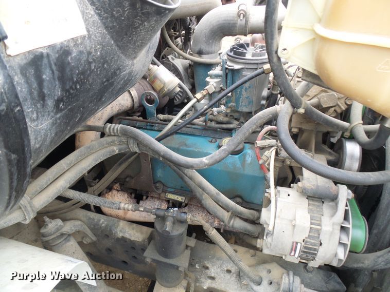 image for item DG5683 1997 International 4700  utility bed truck