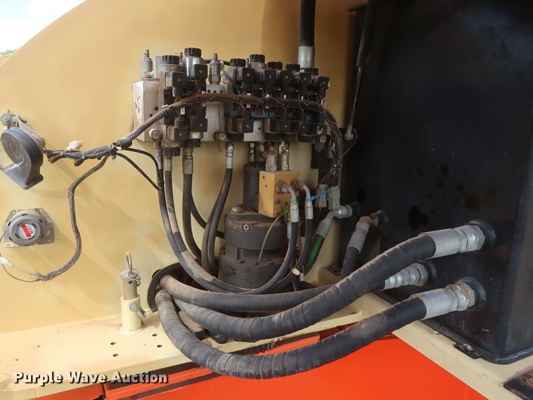 image for item DH0901 2004 JLG 400S  boom lift