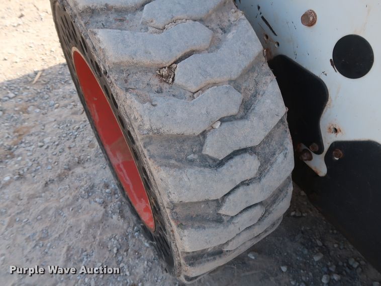 image for item DH0912 2010 Bobcat S205  skid steer loader