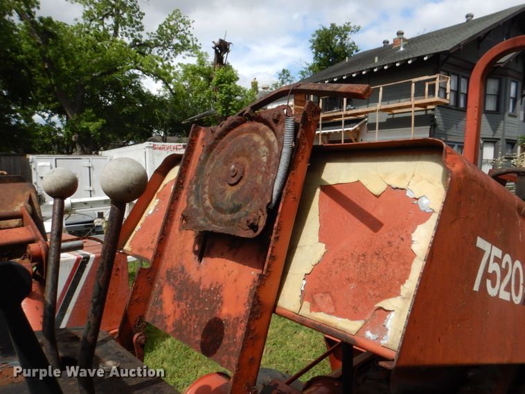 image for item DH5327 1992 Ditch Witch 7520 trencher