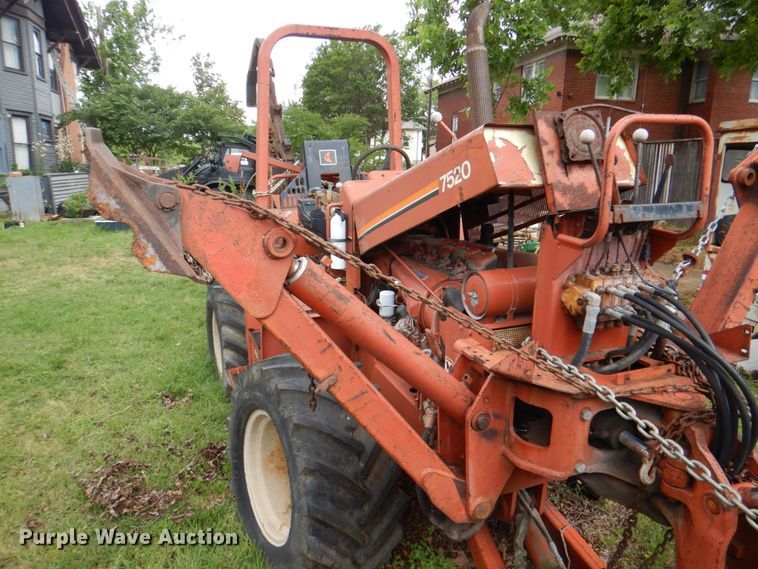 image for item DH5327 1992 Ditch Witch 7520 trencher