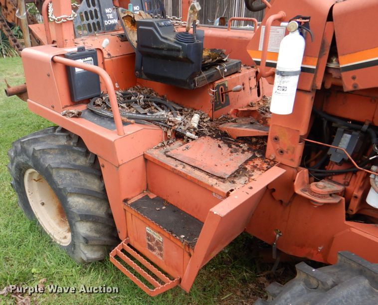 image for item DH5327 1992 Ditch Witch 7520 trencher