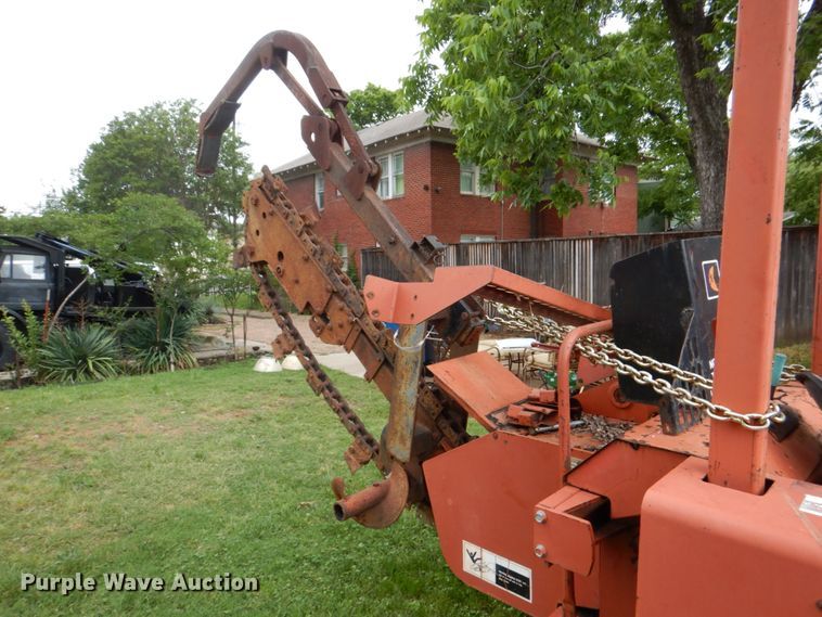image for item DH5327 1992 Ditch Witch 7520 trencher