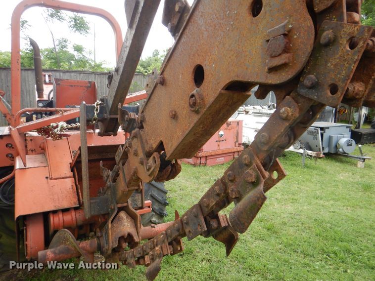 image for item DH5327 1992 Ditch Witch 7520 trencher