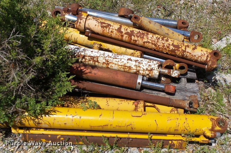 image for item DH7943 Hydraulic cylinders