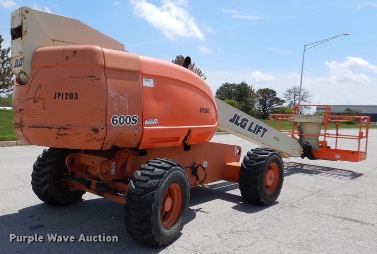 image for item EK9227 1999 JLG 600S  boom lift