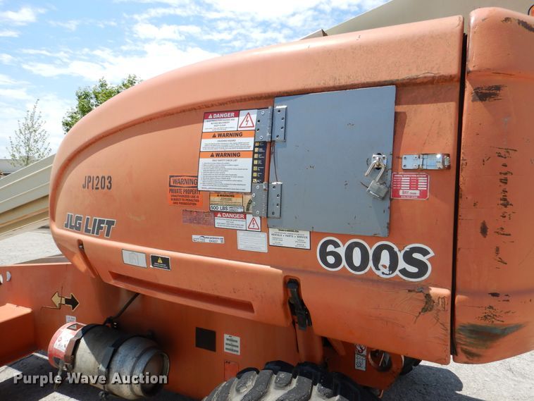 image for item EK9227 1999 JLG 600S  boom lift