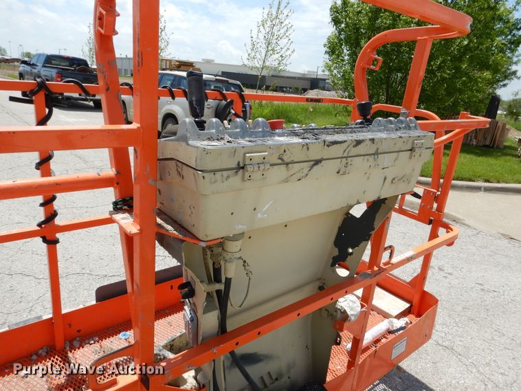 image for item EK9227 1999 JLG 600S  boom lift