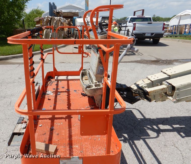 image for item EK9227 1999 JLG 600S  boom lift