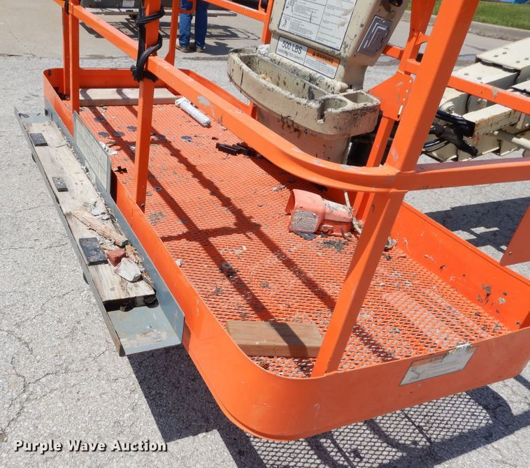 image for item EK9227 1999 JLG 600S  boom lift