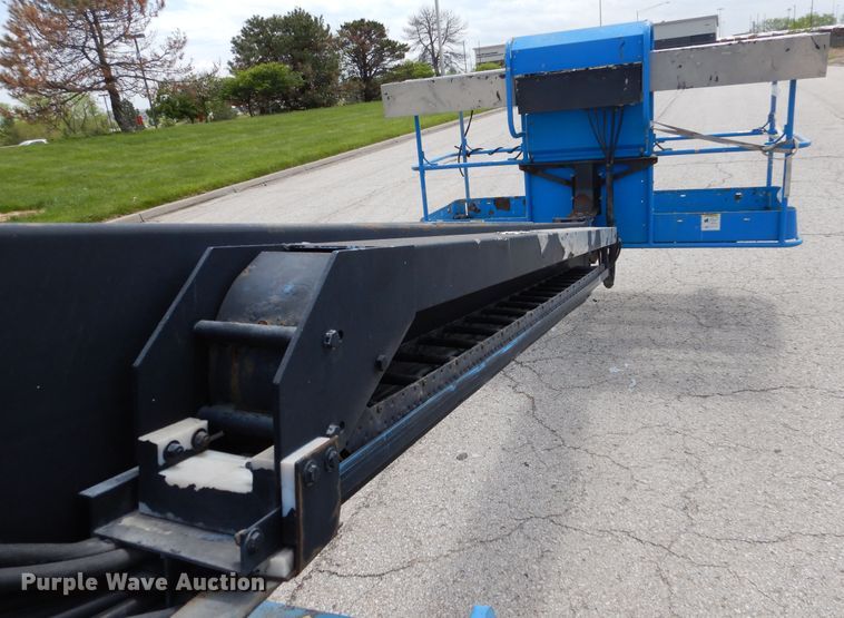 image for item EK9230 1999 Genie S40  boom lift