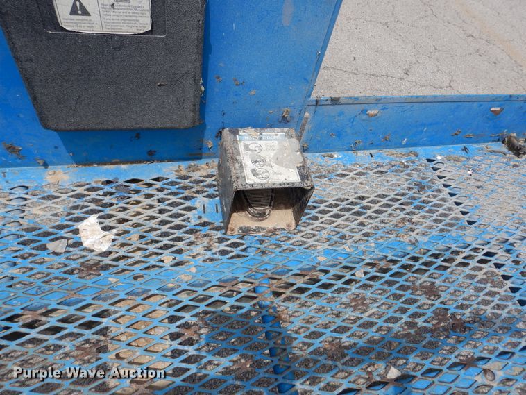 image for item EK9230 1999 Genie S40  boom lift