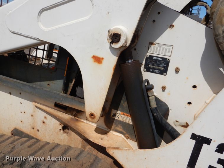image for item GB9892 2005 Bobcat T300  tracked skid steer loader