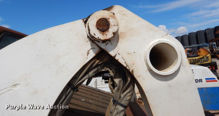 image for item GB9892 2005 Bobcat T300  tracked skid steer loader