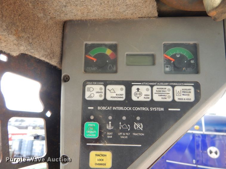 image for item GB9892 2005 Bobcat T300  tracked skid steer loader