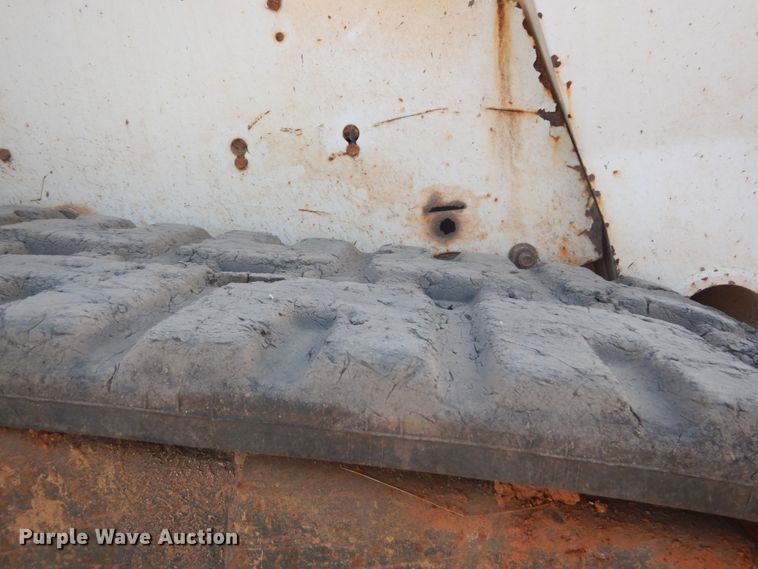 image for item GB9892 2005 Bobcat T300  tracked skid steer loader