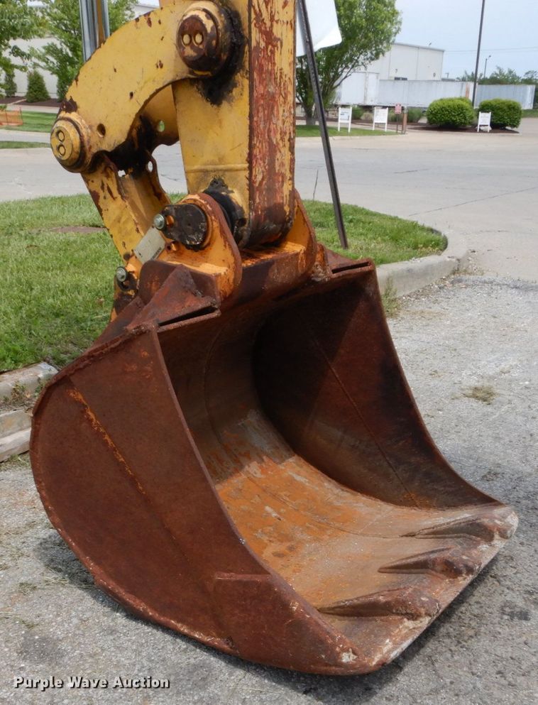 image for item GV9013 2000 New Holland EW160  rubber tire excavator