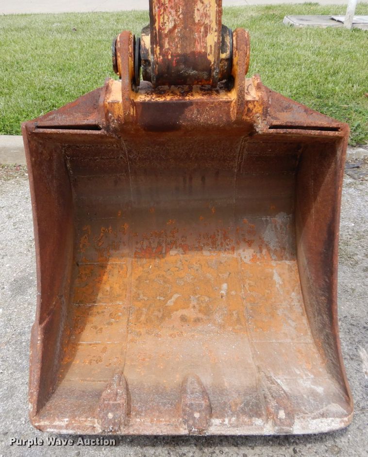 image for item GV9013 2000 New Holland EW160  rubber tire excavator